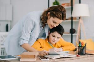 Помогайте ребёнку с домашними заданиями