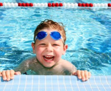 как научить ребёнка плаванию