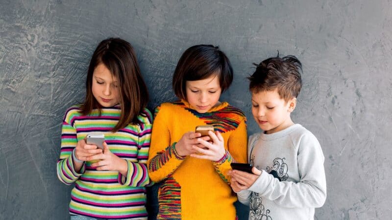 В каком возрасте ребенку покупать телефон?